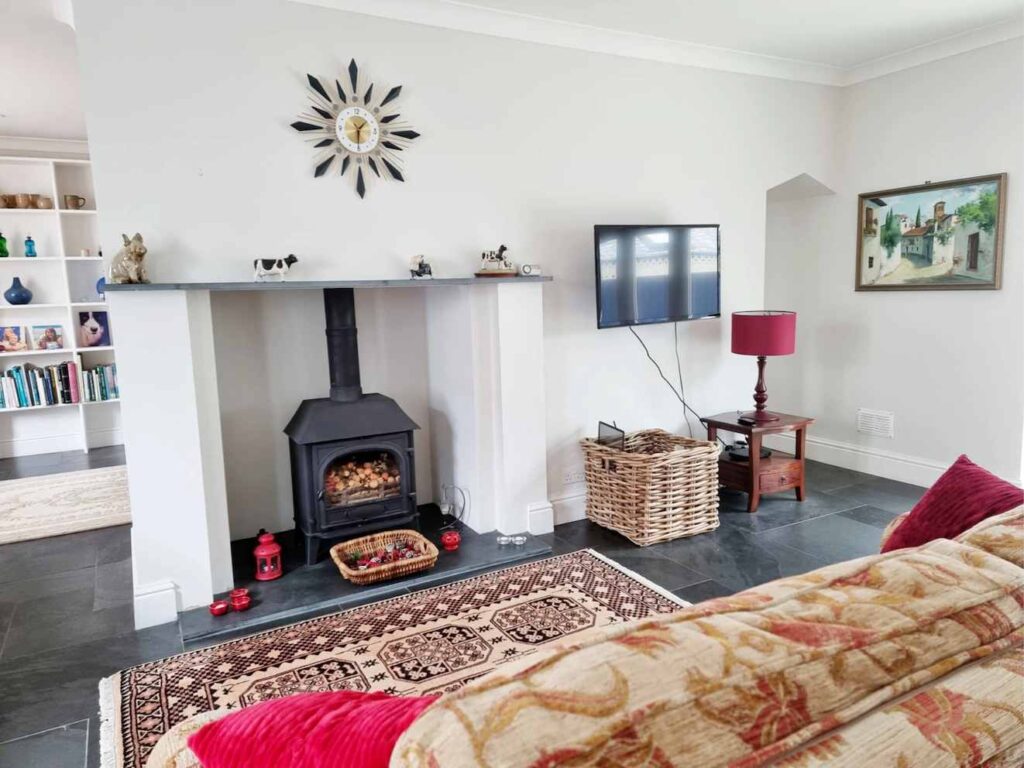 Cottage Lounge